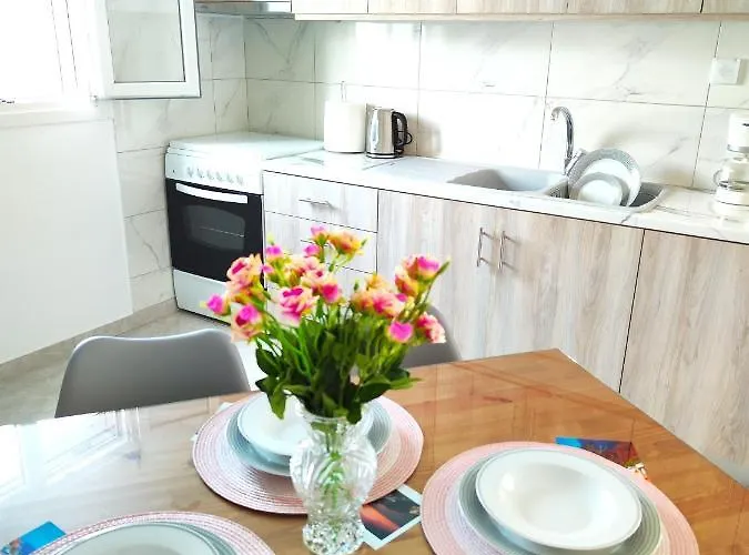 Oasis Perissa (Santorini)